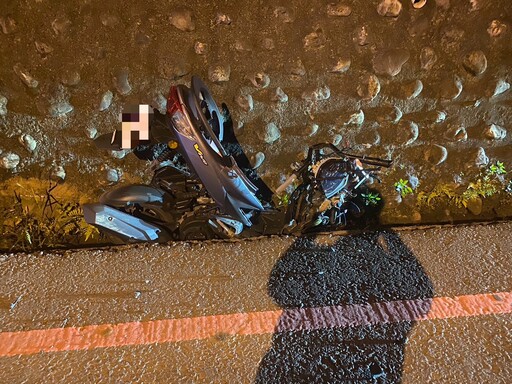 影/死前自撞畫面曝！宜蘭台2線23歲男闖對向撞噴喪命 機車碎片散一地
