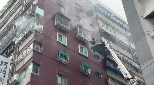快訊/高雄前金大樓8樓清晨火災！3人逃到頂樓 濃濃白煙竄出超嚇人