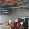 快訊/火場第一線畫面曝！竹市東區大樓惡火 消防隊B1灌救「管道間都是煙」
