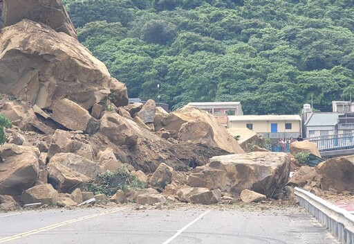 快訊/基隆台2線潮境公園路口山崩 疑有車遭埋「1傷1受困」