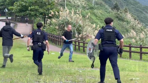 影/基隆潮境公園走山忙救災！這頭外木山黑衣男「持西瓜刀抵頸」