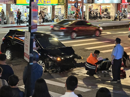 快訊/萬芳醫院前嚴重車禍！7民眾無辜遭撞受傷 休旅車車頭毀、保險桿脫落