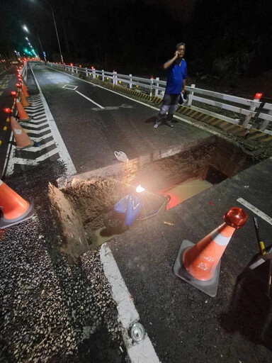 影/「大鴻溝」生吞騎車！高雄路面施工釀3騎士慘摔 機車直墜B1