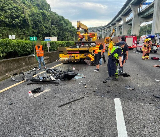 快訊/事發原因曝！國1死亡車禍「副駕女慘卡擋風玻璃」 竟是轎車追撞拖吊車