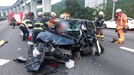 快訊/事發原因曝！國1死亡車禍「副駕女慘卡擋風玻璃」 竟是轎車追撞拖吊車