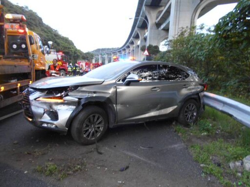 快訊/事發原因曝！國1死亡車禍「副駕女慘卡擋風玻璃」 竟是轎車追撞拖吊車