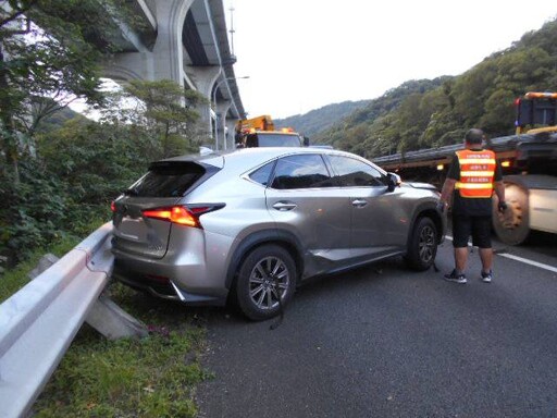 快訊/事發原因曝！國1死亡車禍「副駕女慘卡擋風玻璃」 竟是轎車追撞拖吊車