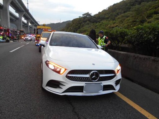 快訊/事發原因曝！國1死亡車禍「副駕女慘卡擋風玻璃」 竟是轎車追撞拖吊車