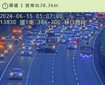 快訊/事發原因曝！國1死亡車禍「副駕女慘卡擋風玻璃」 竟是轎車追撞拖吊車