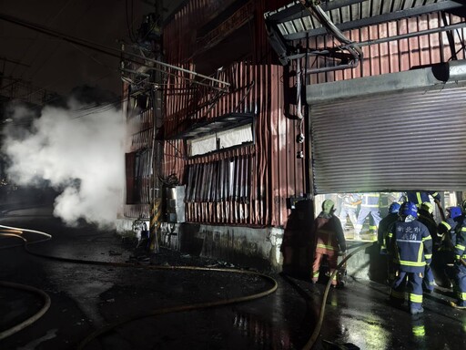 快訊/三峽鐵皮泡棉工廠全面燃燒！消防局急提醒「附近民眾請緊閉門窗」