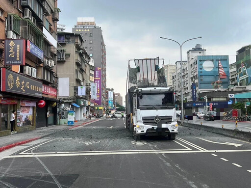 快訊/北市民崩潰了！砂石車廢土「噴整條路」 忠孝東路五段封閉暫停通行