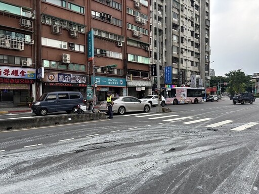 影/驚悚瞬間曝光！曳引車急煞水泥狂噴 波及路面、3店家牆面