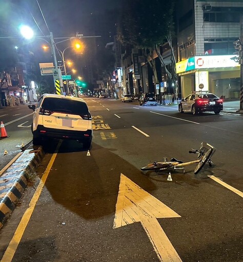 快訊/悲慟在眼前發生！台中男騎車疑搶黃燈遭輾死 母目擊當場崩潰嘶叫