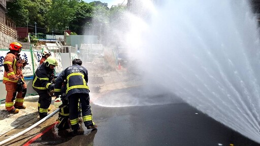 快訊/中和修路「挖破瓦斯管線」！大量漏氣、泥水狂噴 警消2水線戒護