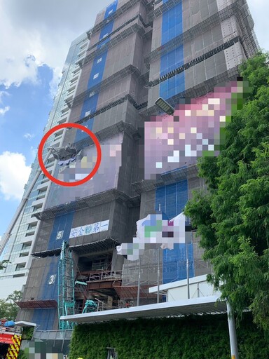快訊/台中7期豪宅「36層建案11樓冒火煙」燒穿看板 午休工人嚇奔逃