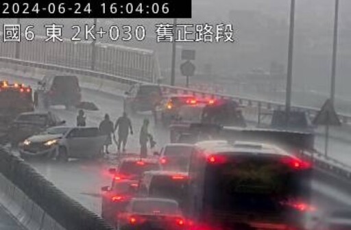 快訊/雨天路滑！國6舊正交流道「4車連環撞」 車流暫走槽化線