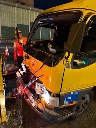 快訊/車頭全毀！國1北向33.7公里轎車追尾2施工車 4人傷駕駛一度卡車內