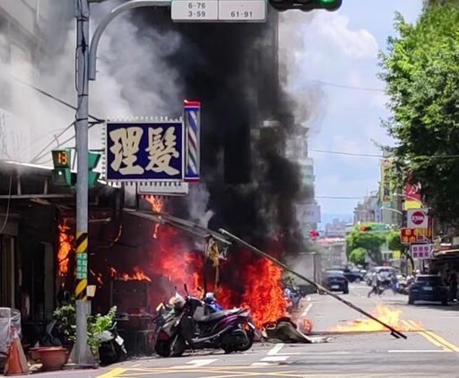 快訊/三重麵店氣爆起火！疑機車勾到瓦斯管線燒起來 1男1女送醫