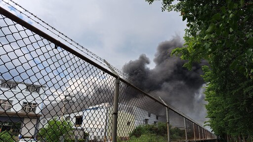 快訊/台南永康鐵皮工廠火警濃煙狂竄 疑有人受困警消趕赴救援