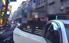 影/整輛車的人都可疑！板橋5人遭攔查 其中一女竟是通緝犯車裡還有槍