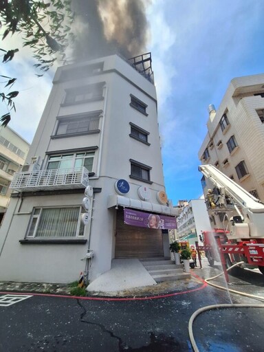 快訊/台南公寓火警疑8人受困 雲梯、破門救出4人「1命危」