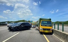 快訊/緩撞車悲歌！國3北向通霄段「BMW撞上去」 3車毀3傷