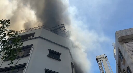 快訊/台南重大火災竄濃煙！1女死在頂樓電梯裡 3輕傷送醫
