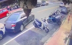 新竹男路邊停車突「倒退嚕」撞汽車...下車竟嗆：賠保險桿 網全看傻眼
