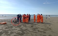 影/新月沙灘3男溺水2獲救！高中生仍下落不明 出動直升機搜救中