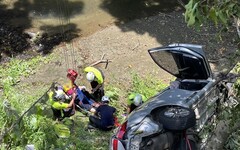 80歲駕駛疑過彎失控！新竹寶山「長輩團」墜落10米深橋下 4人送醫治療