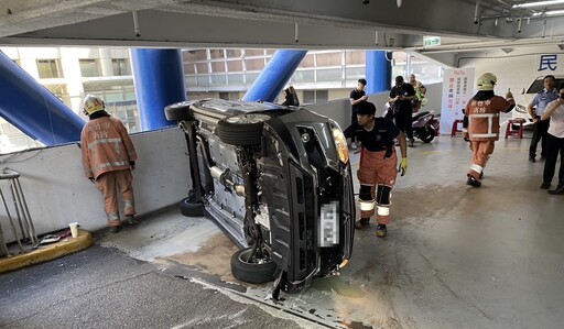 快訊/現場畫面曝！新竹巨城停車場翻車意外 3人受傷受困車內緊急送醫