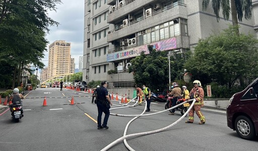 快訊/新北新店排水工程挖破瓦斯管線 消防人員佈水線封鎖現場