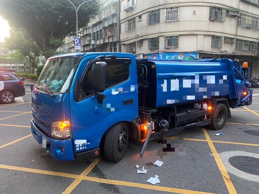 快訊/三重民營垃圾車迴轉沒打方向燈 7旬翁騎士來不及閃撞上「小腿骨折」