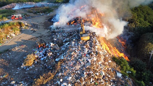 影/苗栗火燒垃圾山駭人空拍！俯瞰似火山熔岩 數公里外見「惡龍」竄天