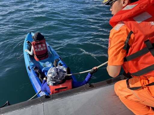 影/獨木舟橫渡小琉球挑戰！36人累癱「受困海上」 高雄海巡緊急出動