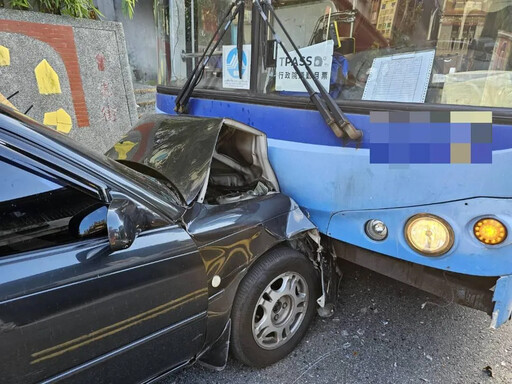 快訊/新北瑞芳爆重大車禍！轎車逆向行駛自撞公車 現場傷亡畫面曝