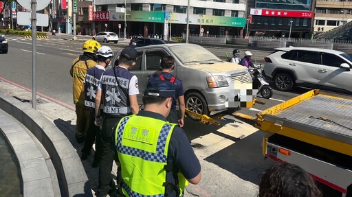 影/高雄美麗島站外火燒車！媽媽帶兒子上學突竄煙 2人驚逃