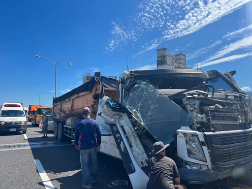 怎麼撞的？台74線3車連環車禍 砂石車車頂不見了