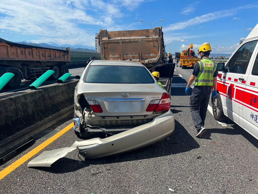 怎麼撞的？台74線3車連環車禍 砂石車車頂不見了