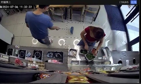 影/台中無人拉麵店翻車！闆娘遭爆「撥髮補食材、手伸垃圾桶」