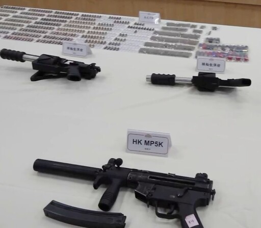 影/新竹縣暴力團據點被抄！驚見小型軍火庫連MP5衝鋒槍都有