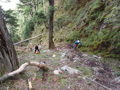 慟！60歲男南投爬山摔20米深邊坡重傷亡 空勤直升機吊掛遺體