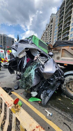 影/閻王拒收！新店環河路小車遭砂石車擠成廢鐵 男自己爬出來