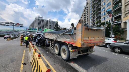 影/閻王拒收！新店環河路小車遭砂石車擠成廢鐵 男自己爬出來