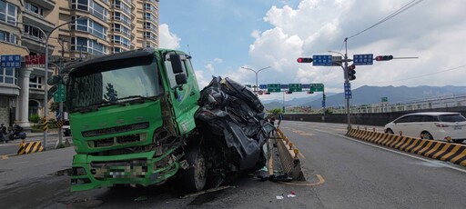 影/閻王拒收！新店環河路小車遭砂石車擠成廢鐵 男自己爬出來