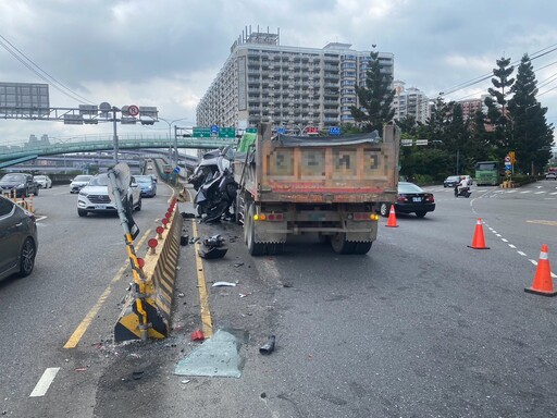 影/閻王拒收！新店環河路小車遭砂石車擠成廢鐵 男自己爬出來