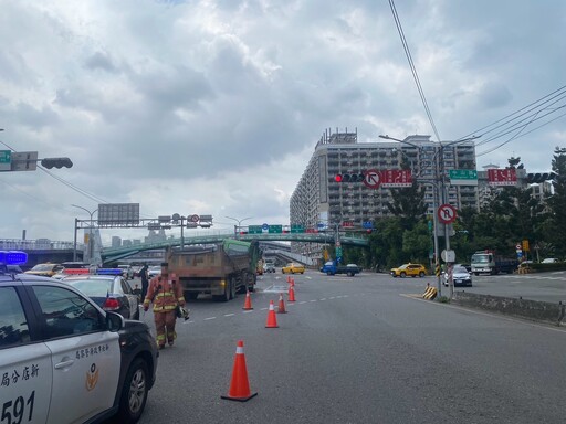 影/閻王拒收！新店環河路小車遭砂石車擠成廢鐵 男自己爬出來