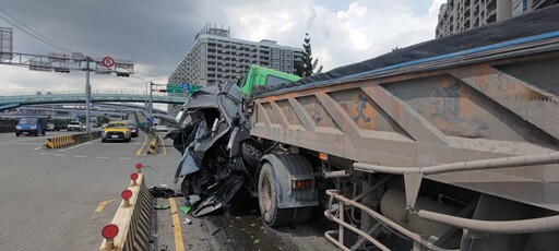 影/閻王拒收！新店環河路小車遭砂石車擠成廢鐵 男自己爬出來