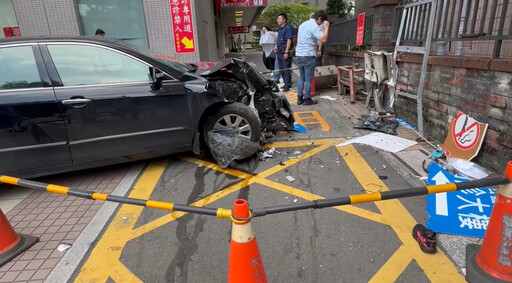 快訊/新北三峽恩主公醫院前嚴重車禍 孕婦駕車暴衝2行人1命危1受傷
