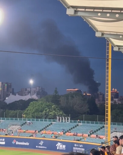 快訊/新莊工廠火警火勢猛烈「全面燃燒」 棒球場清晰可見濃煙竄天